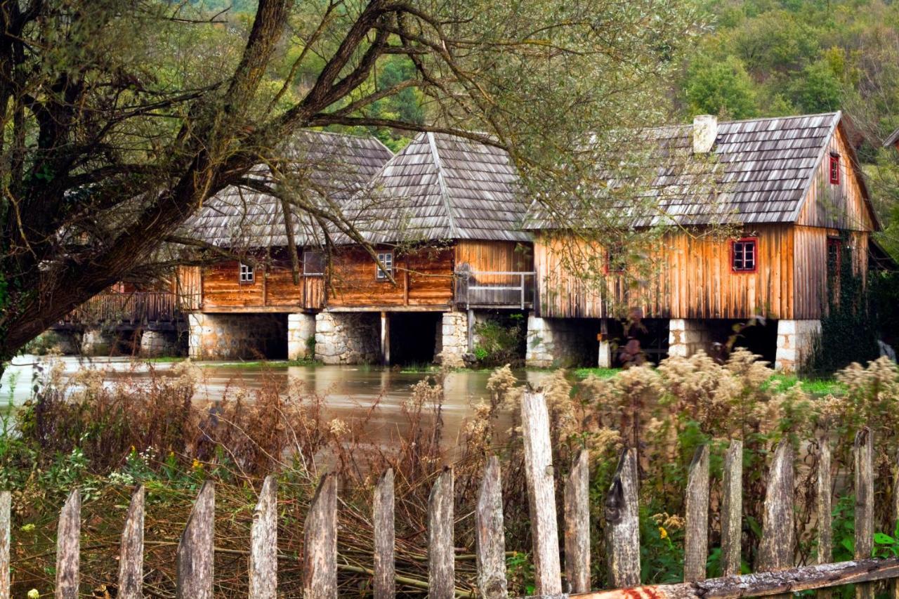 Woodenhouse With Two Apartments Otočac Eksteriør bilde