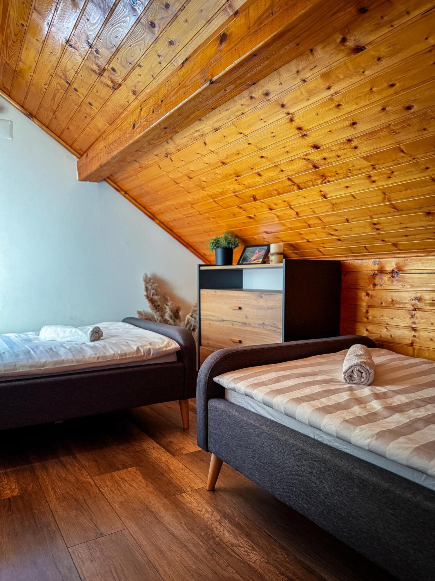 Woodenhouse With Two Apartments Otočac Eksteriør bilde
