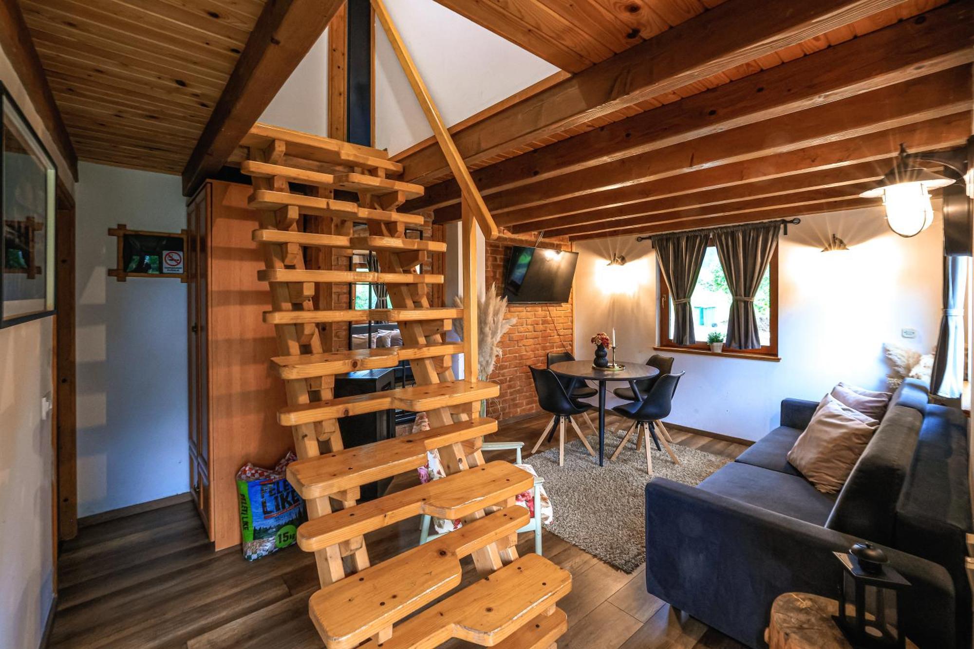 Woodenhouse With Two Apartments Otočac Rom bilde