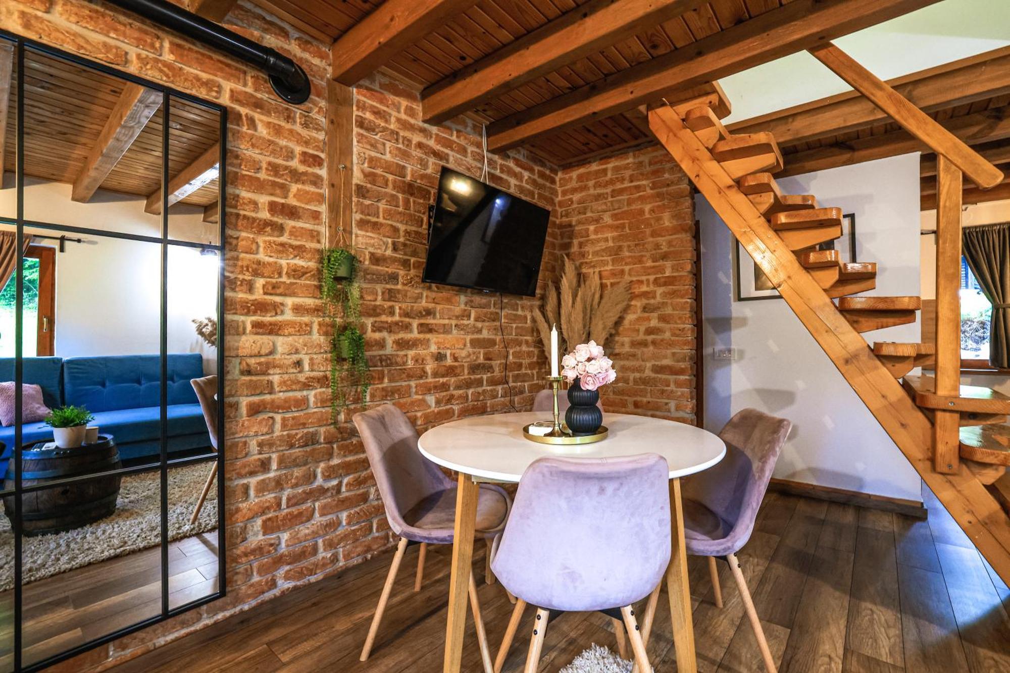 Woodenhouse With Two Apartments Otočac Rom bilde