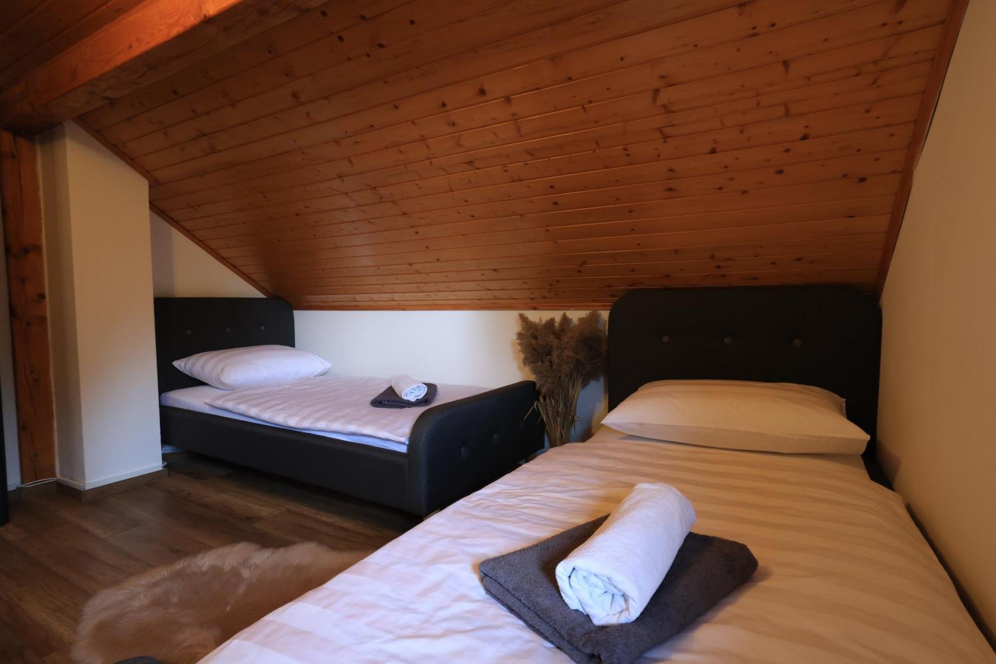 Woodenhouse With Two Apartments Otočac Eksteriør bilde