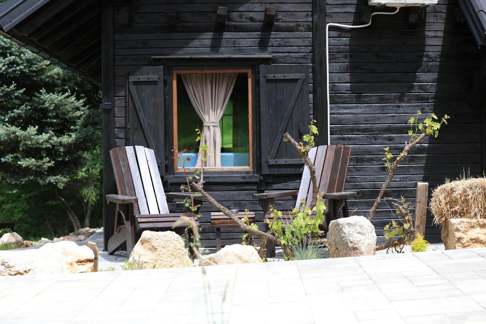 Woodenhouse With Two Apartments Otočac Eksteriør bilde