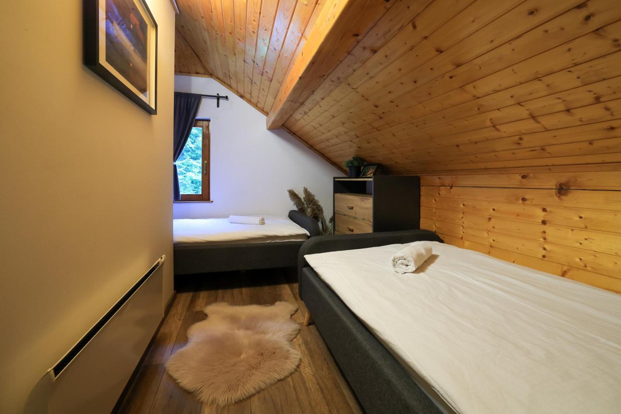 Woodenhouse With Two Apartments Otočac Eksteriør bilde