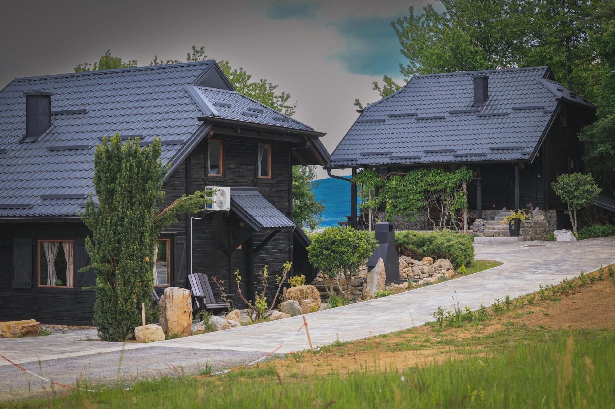 Woodenhouse With Two Apartments Otočac Eksteriør bilde